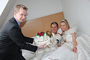 Mercure Schwabing Direktor Torsten Kiener &uuml;berbringt Tote zum 60. Geburtstag der W&uuml;rmesia (Foto:Martin Schmitz)